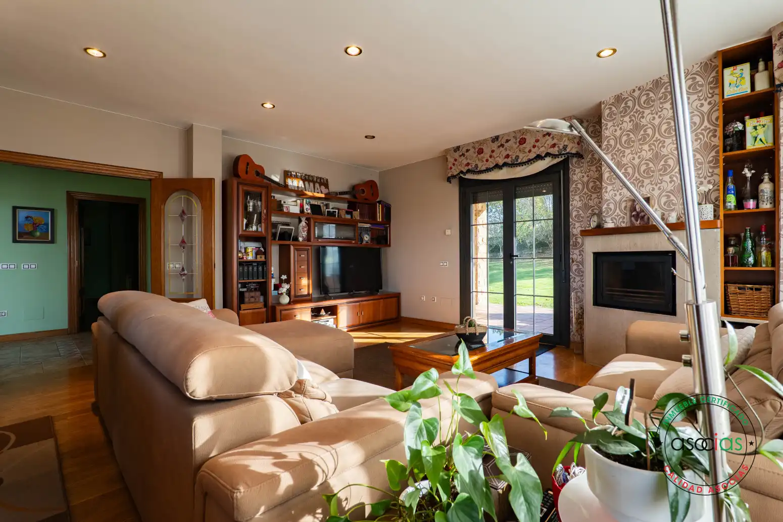 Sala d'estar de Casa o xalet en venda en Gijón  amb Calefacció, Parquet i Terrassa