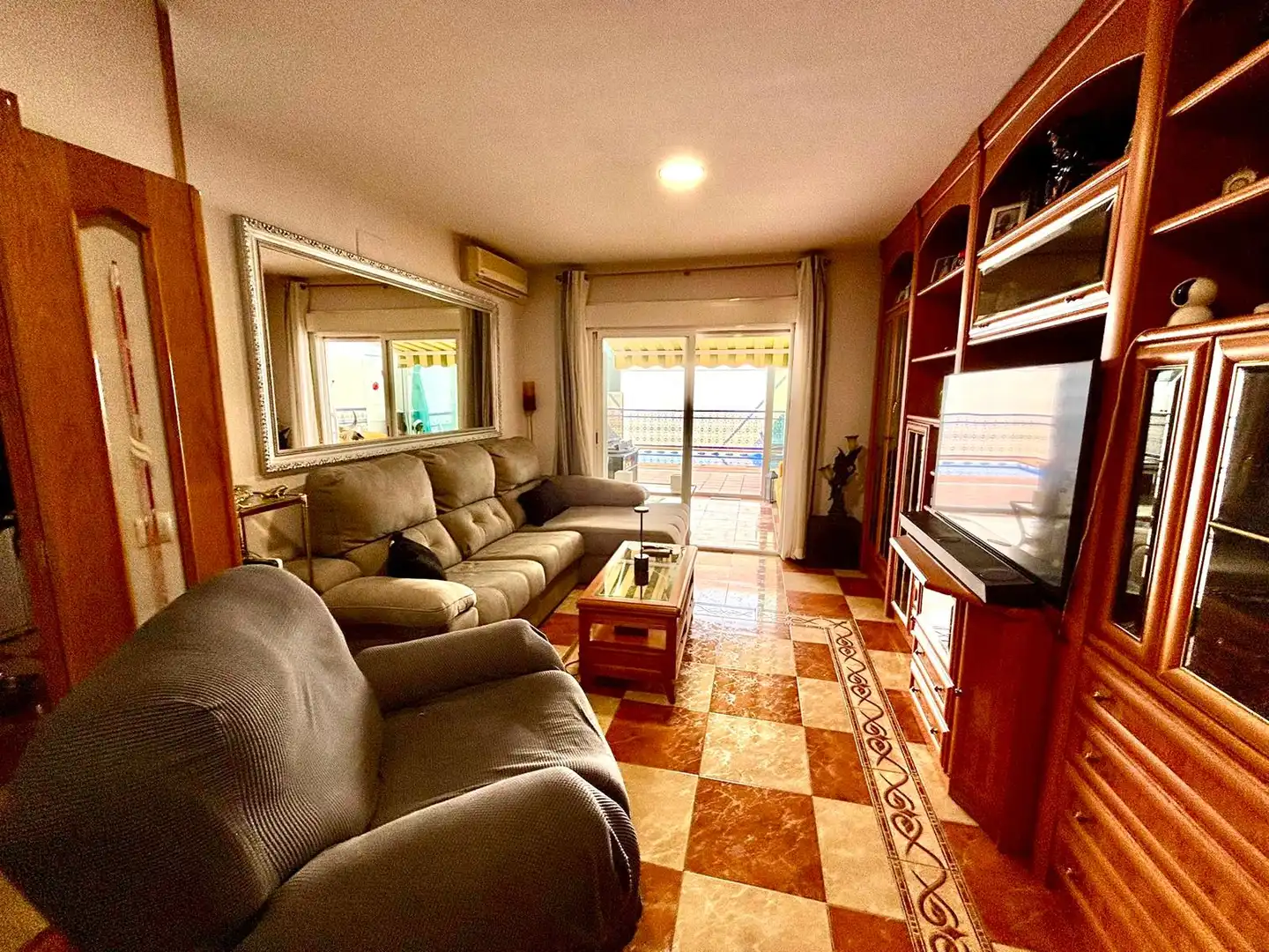 Sala de estar de Casa adosada en venta en Parla con Aire acondicionado, Calefacción y Jardín privado