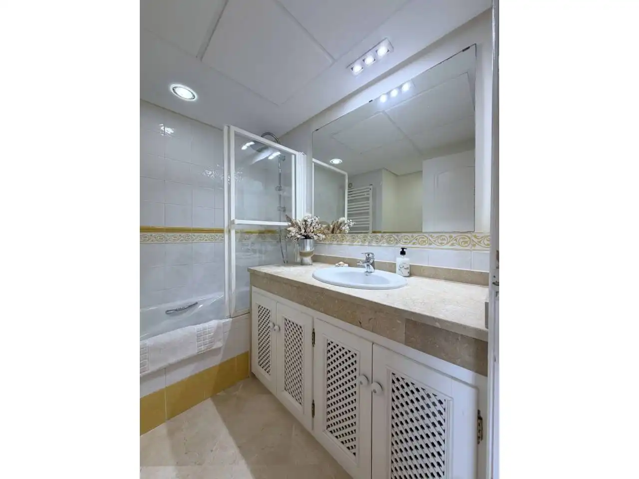 Bathroom of Detached homes for rent in La Alcaidesa  with Air Conditioner, Terrace and Furnished