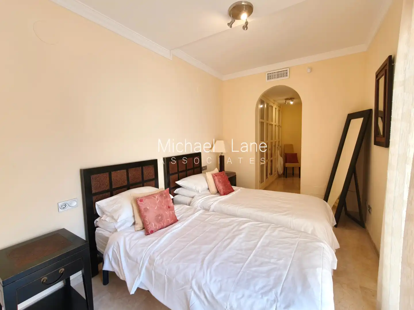 Schlafzimmer von Erdgeschoss zum Verkauf in Sotogrande mit Klimaanlage, Privatgarten und Terrasse