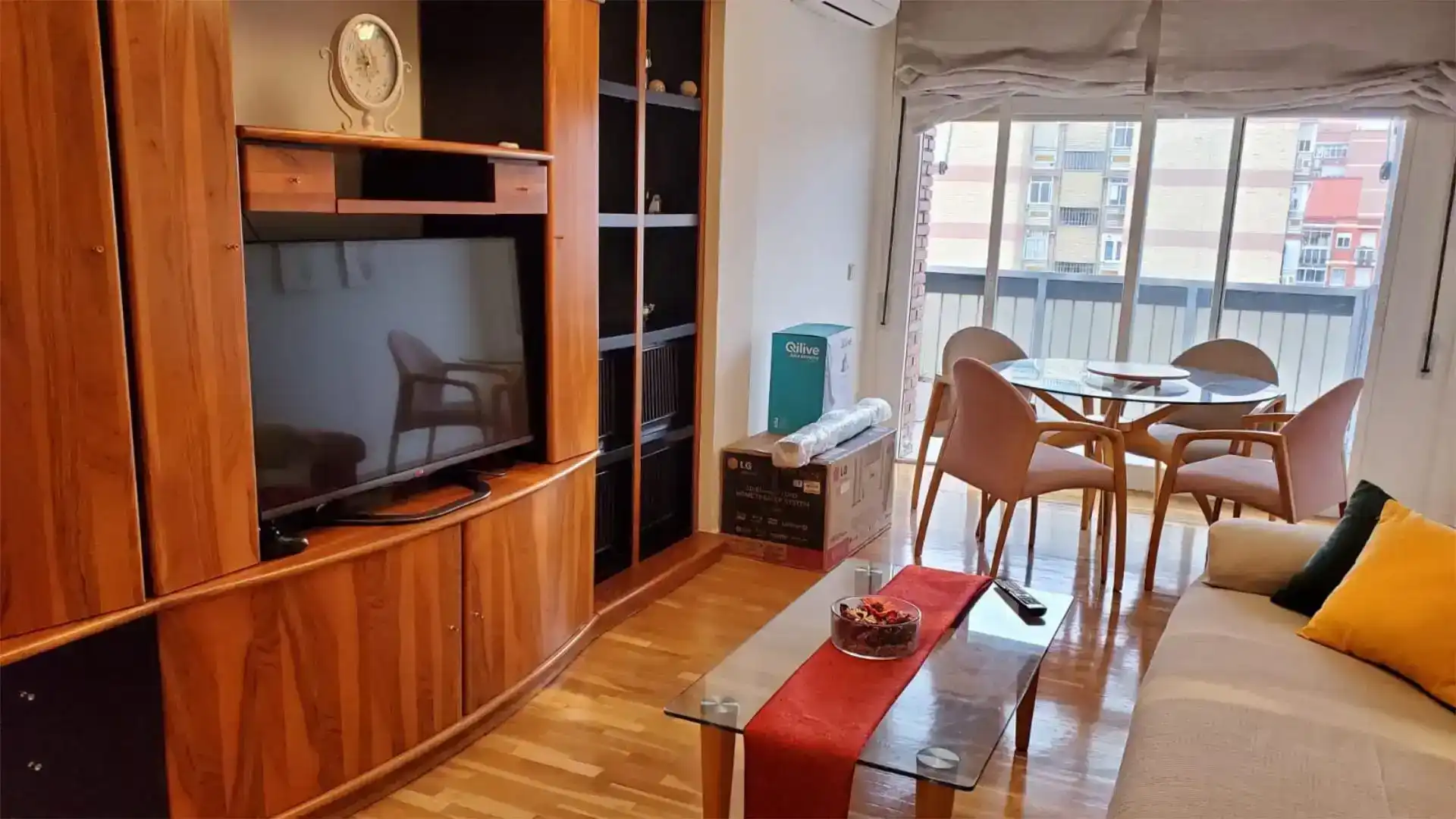 Living room of Flat for rent in Leganés  with Air Conditioner, Parquet flooring and Furnished