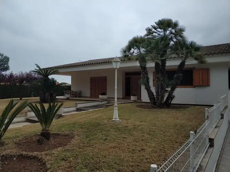 Vista exterior de Casa o xalet en venda en Castellón de la Plana / Castelló de la Plana amb Aire condicionat, Calefacció i Jardí privat