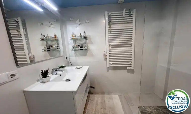 Bany de Apartament en venda en Empuriabrava amb Aire condicionat, Calefacció i Moblat