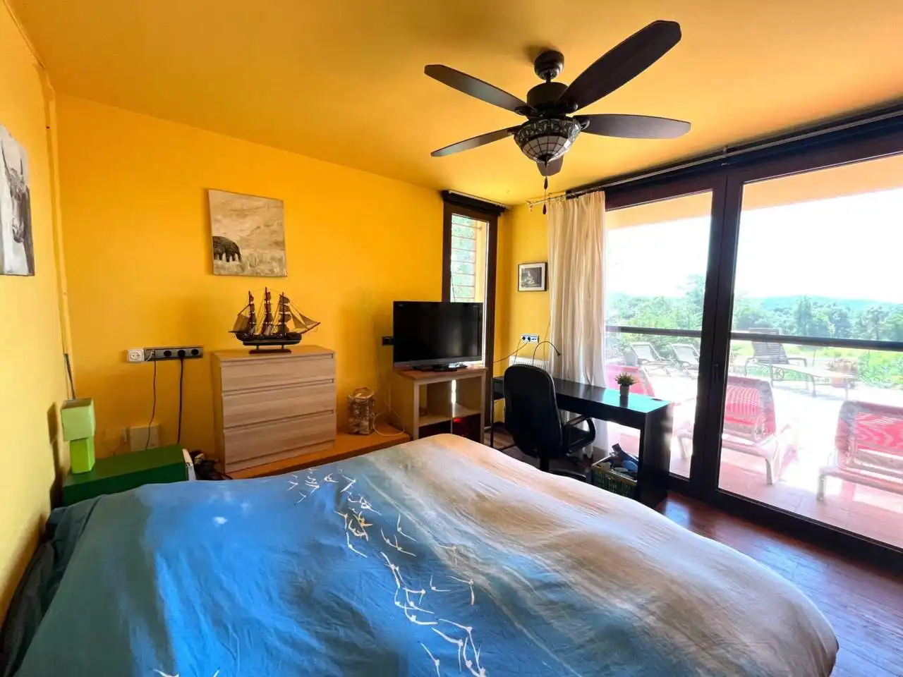 Schlafzimmer von Haus oder Chalet zum Verkauf in Bescanó mit Klimaanlage, Heizung und Privatgarten