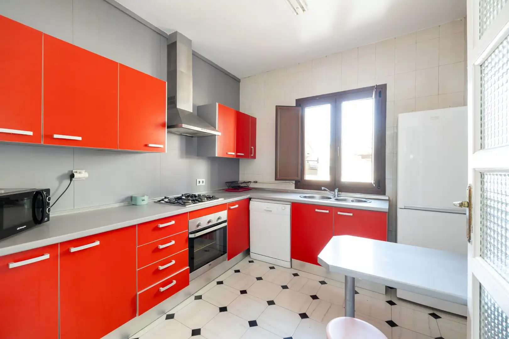 Kitchen of Flat for rent in Granada  with Heating and Furnished