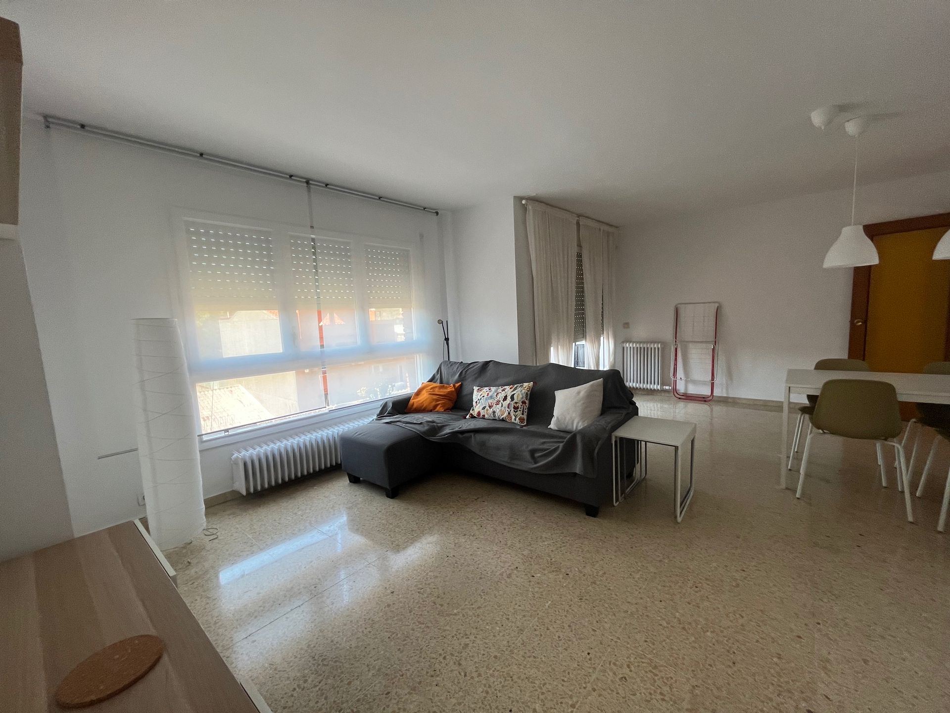 Sala d'estar de Pis de lloguer en Cerdanyola del Vallès amb Calefacció, Moblat i Forn