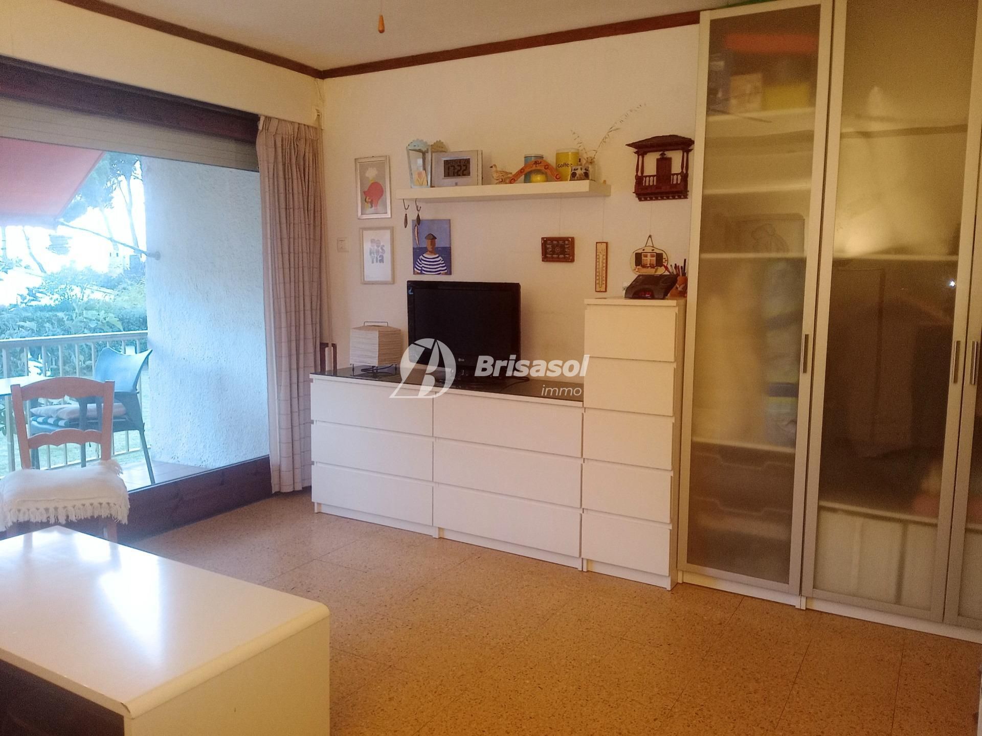 Sala d'estar de Estudi en venda en Cambrils amb Aire condicionat, Jardí privat i Terrassa