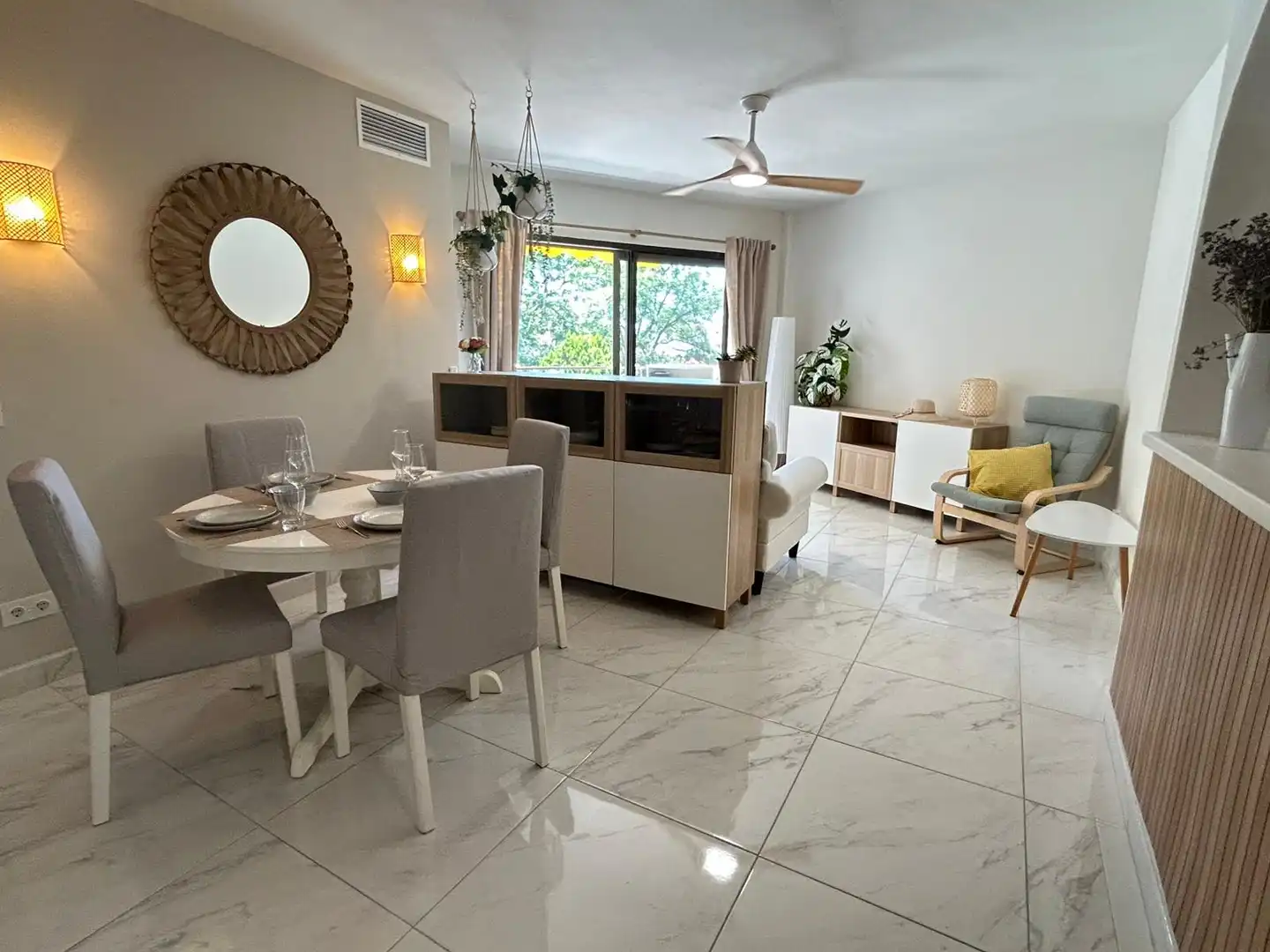 Comedor de Piso de alquiler en Estepona con Aire acondicionado, Terraza y Amueblado