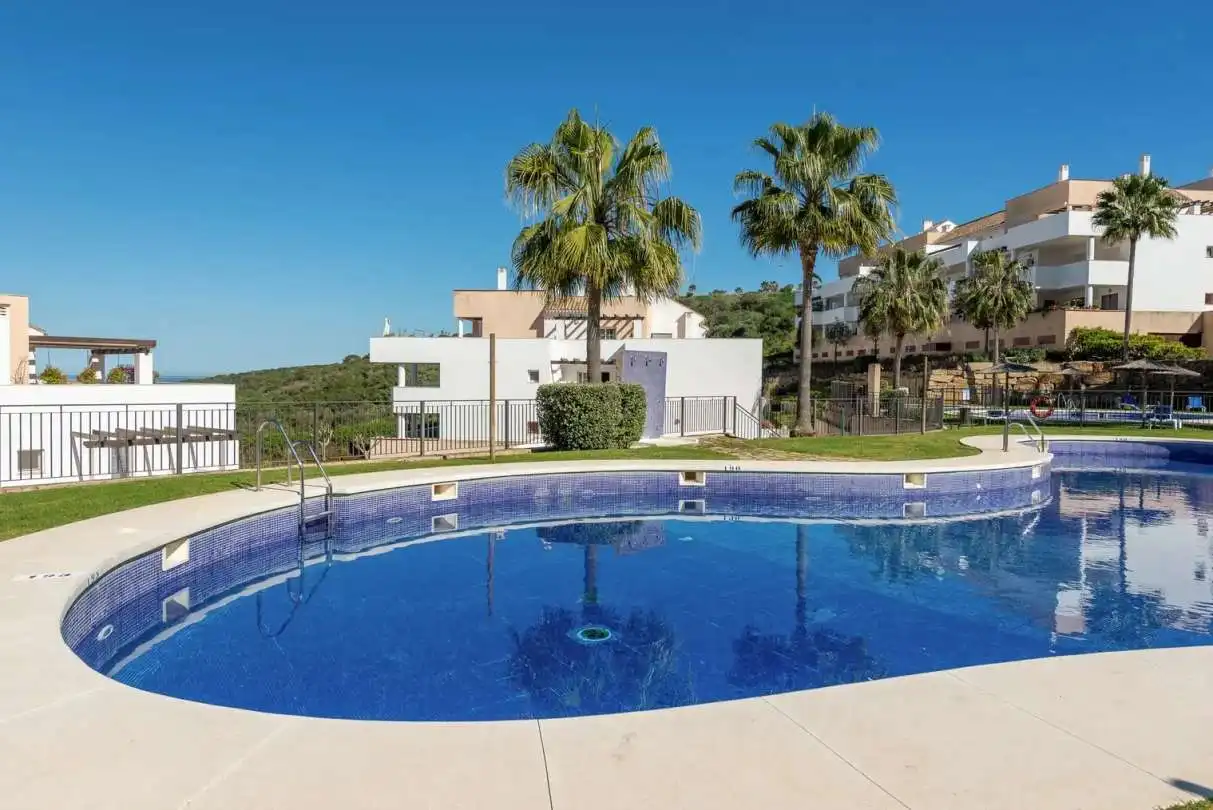Piscina de Apartament de lloguer en La Alcaidesa amb Aire condicionat, Calefacció i Jardí privat