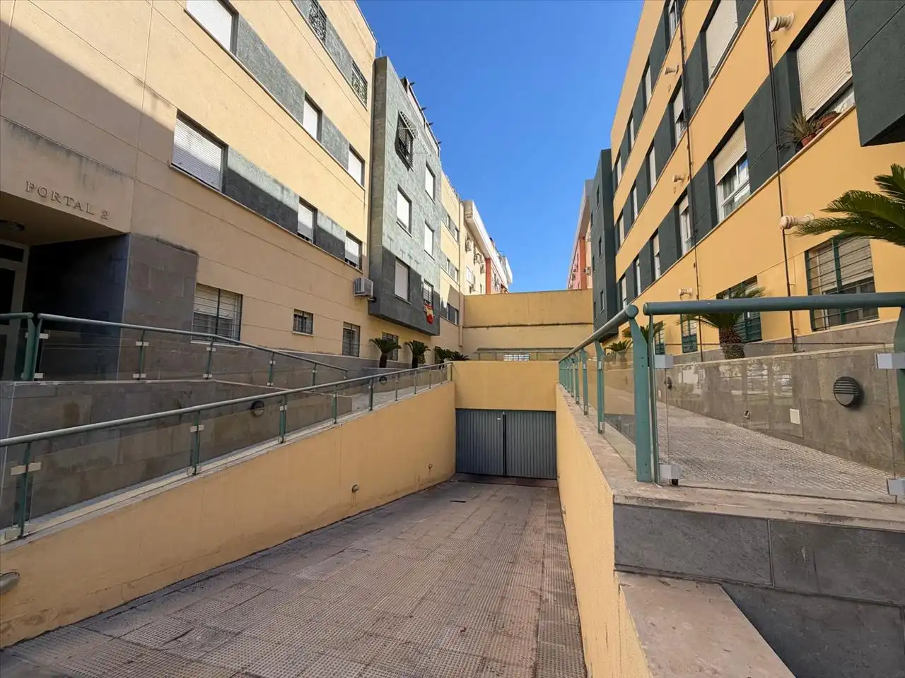 Vista exterior de Pis en venda en Dos Hermanas