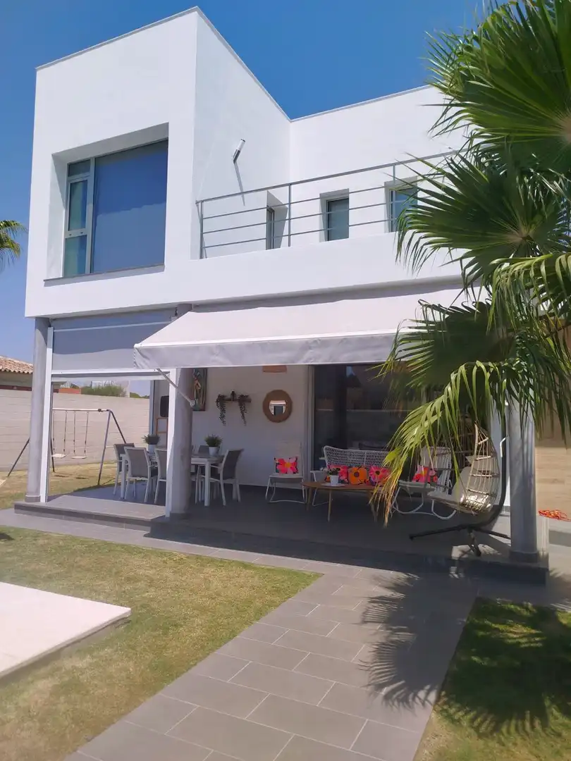 Chalet con piscina en venta en Matalascañas, imagen 3