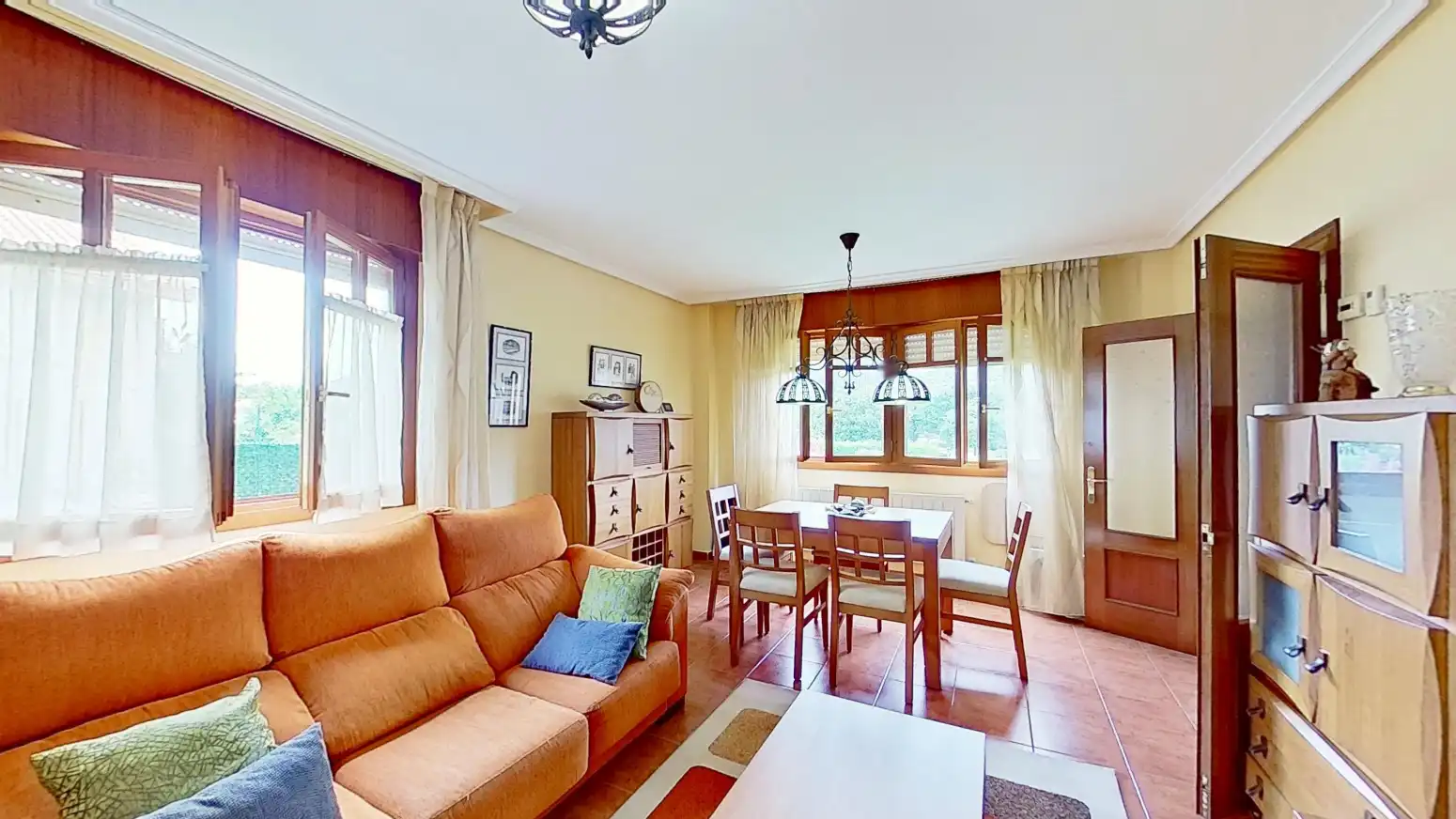 Sala d'estar de Casa adosada en venda en Argoños  amb Calefacció, Parquet i Terrassa