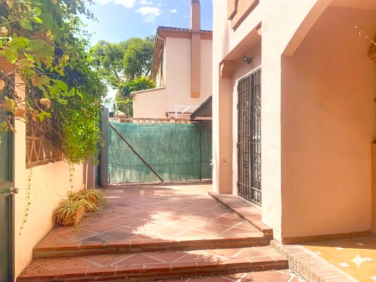 Vista exterior de Casa adosada en venda en Marbella amb Jardí privat, Terrassa i Piscina