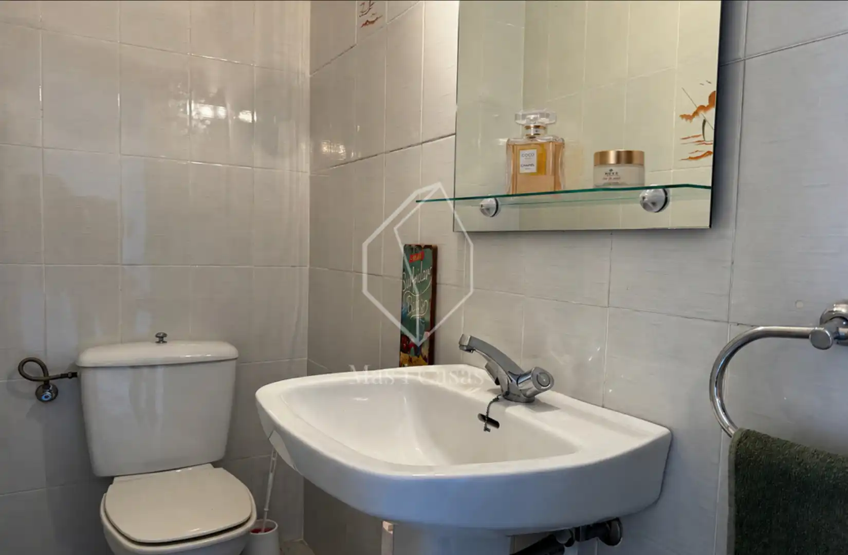 Baño de Apartamento en venta en L'Escala con Terraza, Amueblado y Balcón