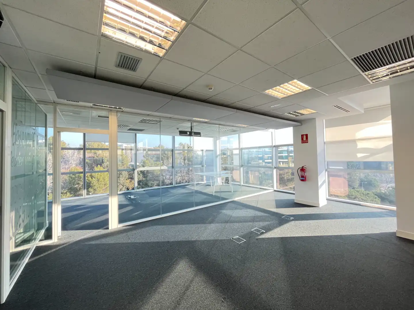 Büro zur Miete in Sant Cugat del Vallès mit Klimaanlage und Heizung