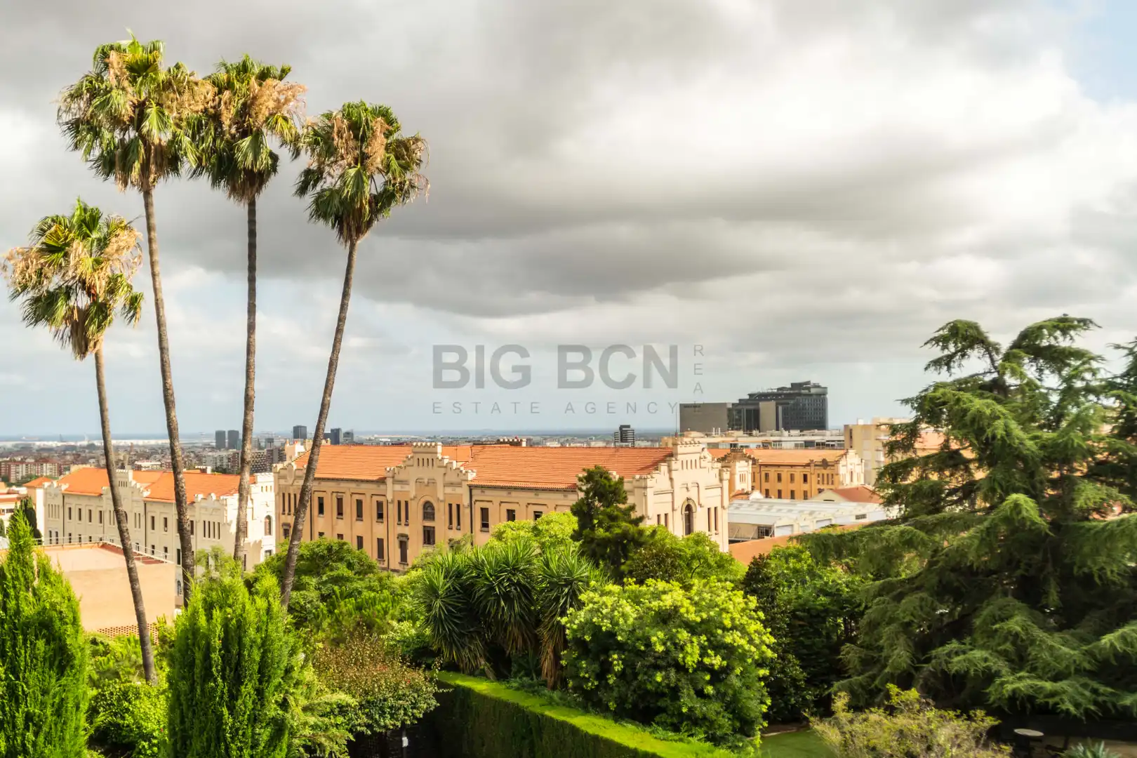 Vista exterior de Casa o xalet en venda en Barcelona amb Aire condicionat, Calefacció i Jardí privat