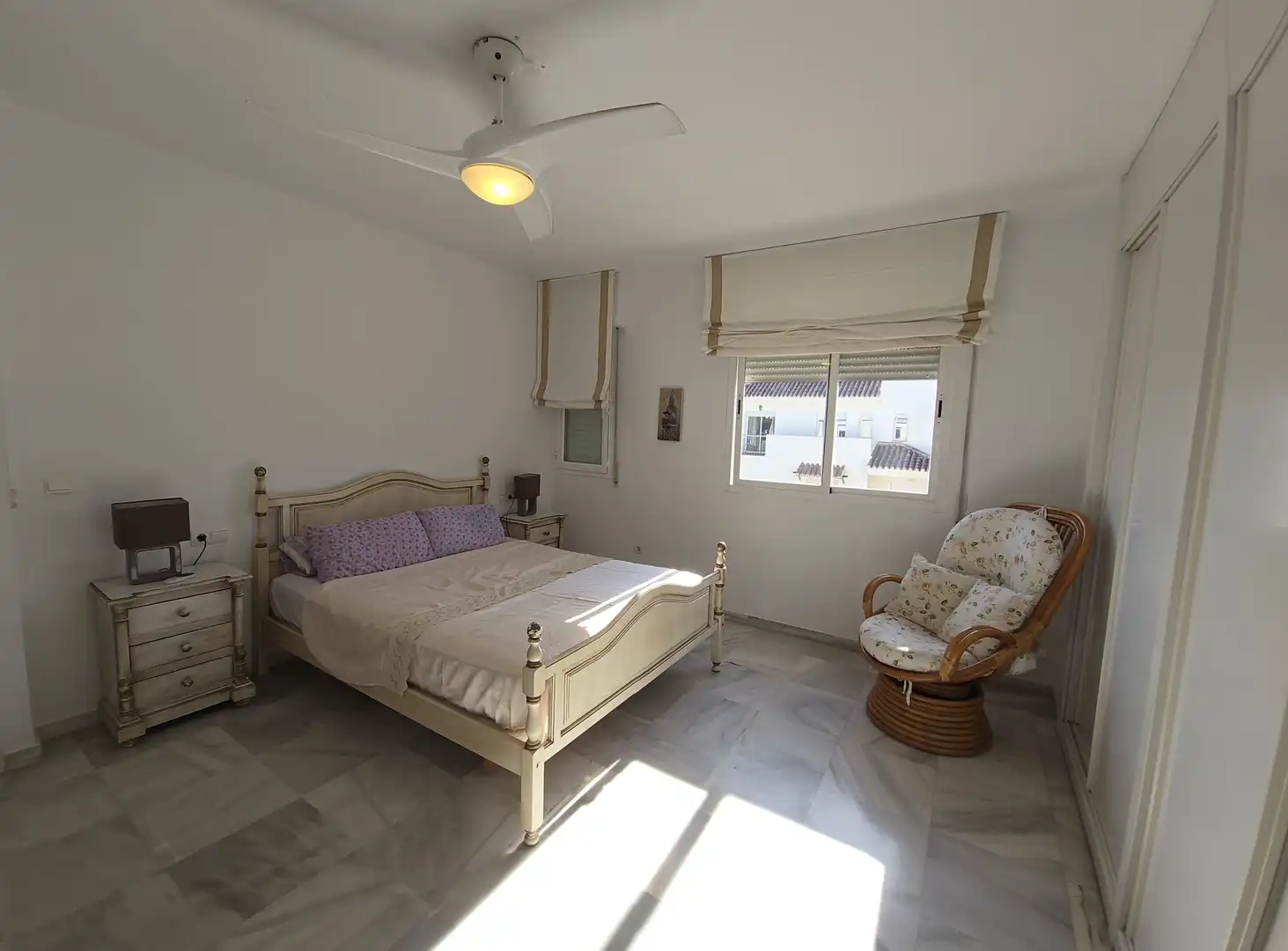 Schlafzimmer von Dachboden zur Miete in Marbella mit Klimaanlage, Terrasse und Möbliert