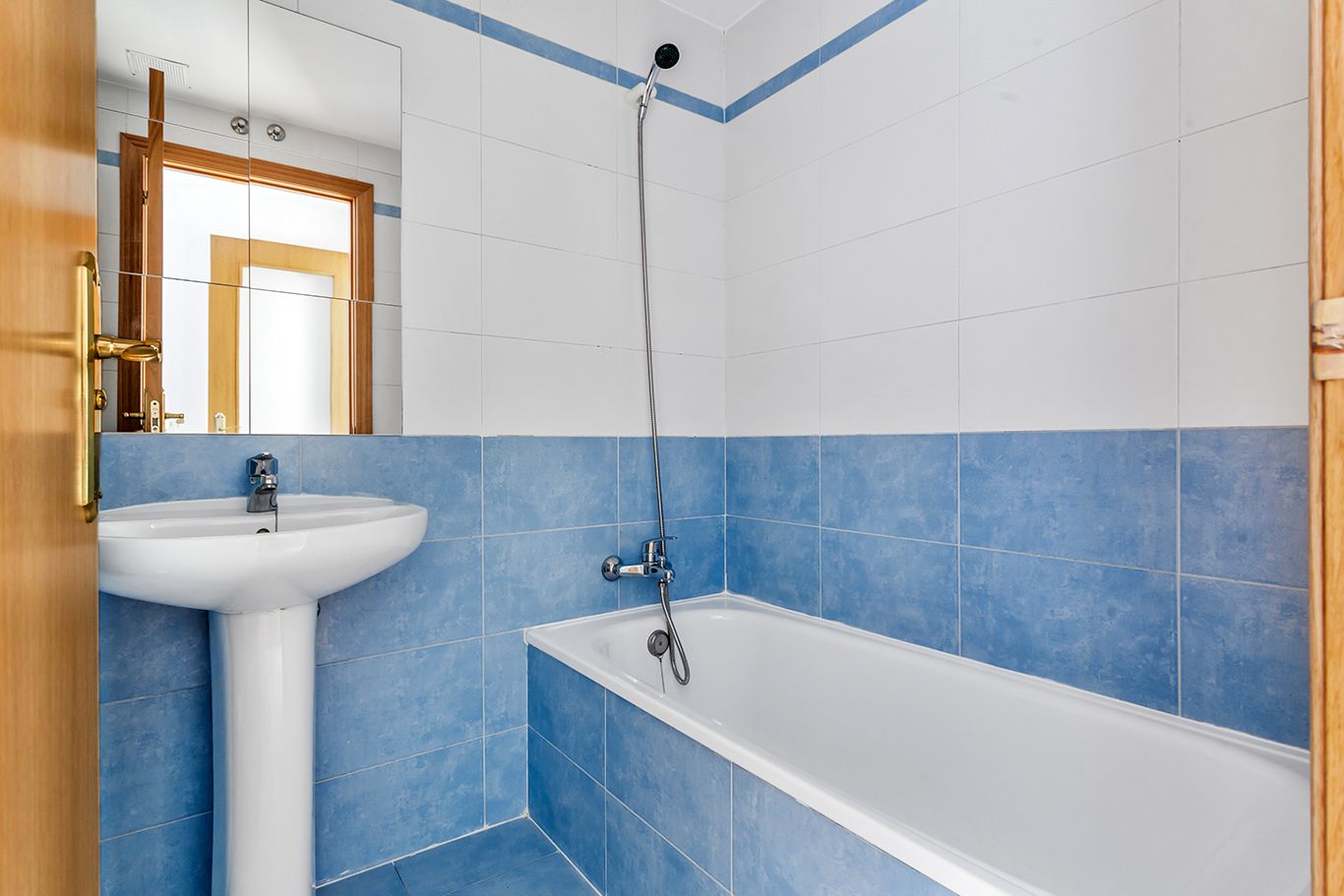 Bathroom of Flat to rent in Leganés  with Storage room and Oven