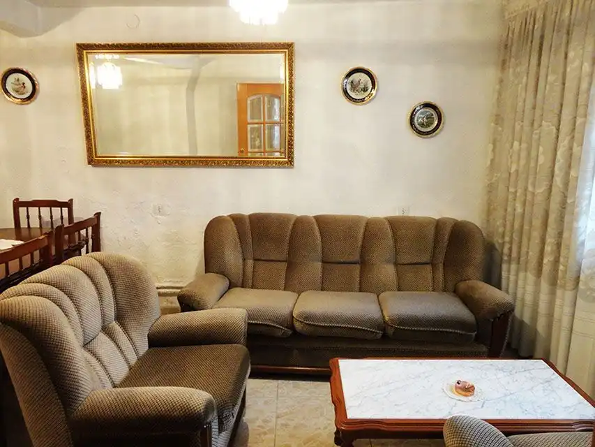 Sala d'estar de Casa adosada en venda en Castrillo de la Reina amb Calefacció i Traster