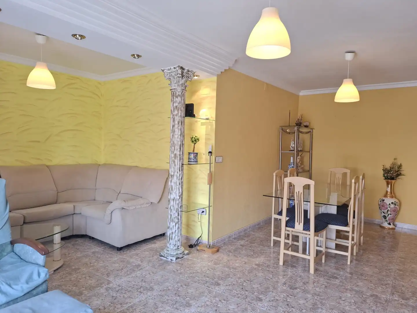 Sala d'estar de Pis en venda en Torrenueva Costa amb Moblat i Balcó