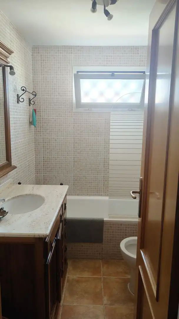 Badezimmer von Einfamilien-Reihenhaus zur Miete in Algeciras mit Privatgarten und Möbliert