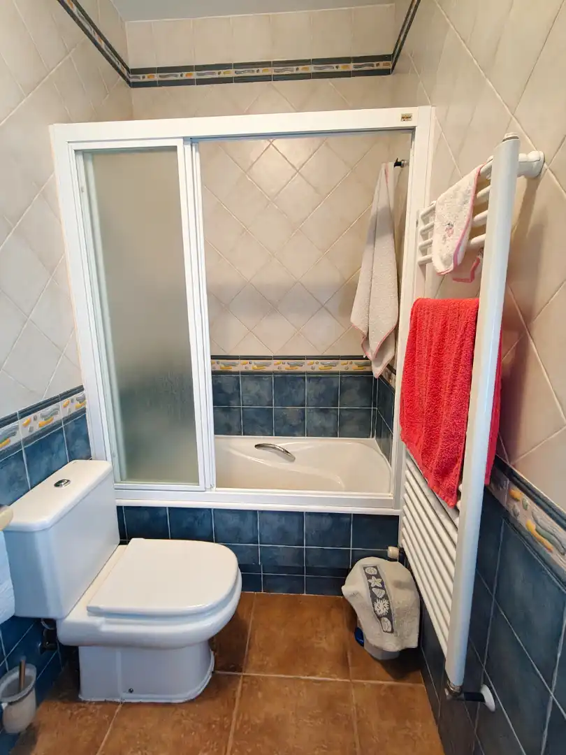 Bany de Casa o xalet en venda en Herencia amb Aire condicionat, Calefacció i Piscina