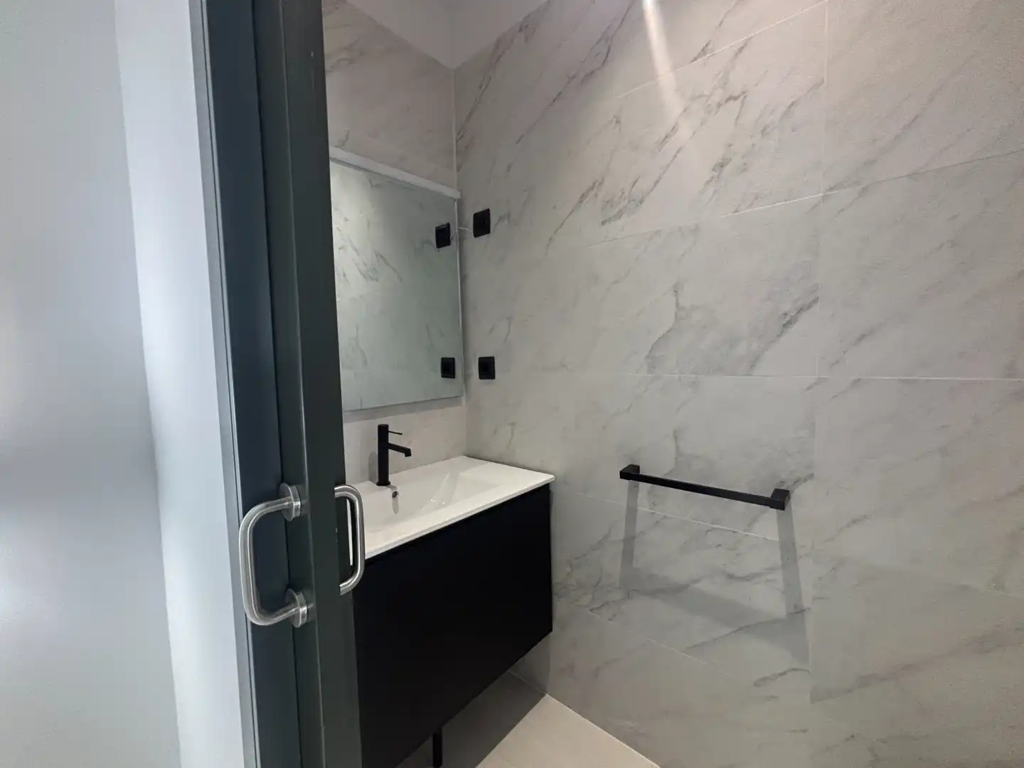 Bathroom of Apartments for rent in Vigo   with Heating, Oven and Washing machine