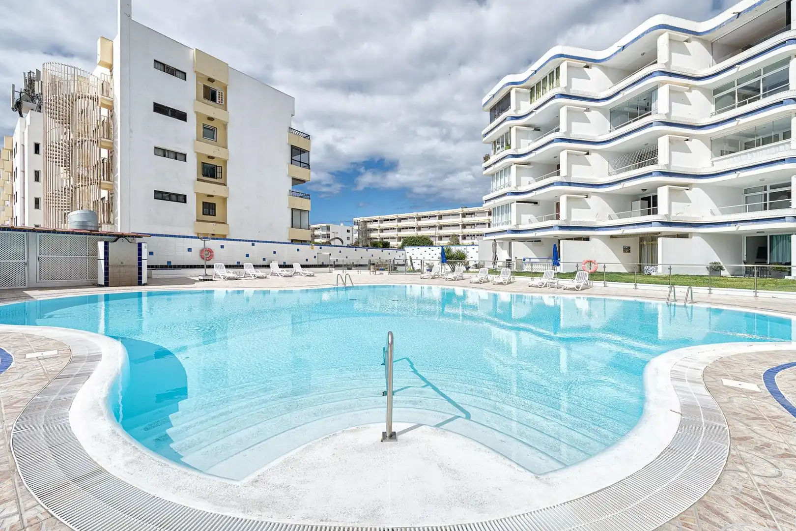 Piscina de Apartamento de alquiler en San Bartolomé de Tirajana con Amueblado, Balcón y Piscina comunitaria