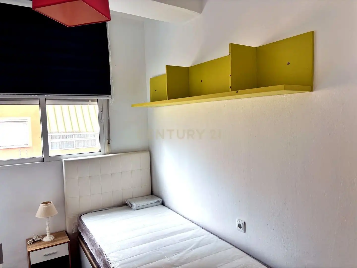 Schlafzimmer von Wohnungen zur Miete in Elda mit Ofen und Waschmaschine