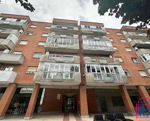 Exterior view of Flat to rent in León Capital   with Terrace and Swimming Pool