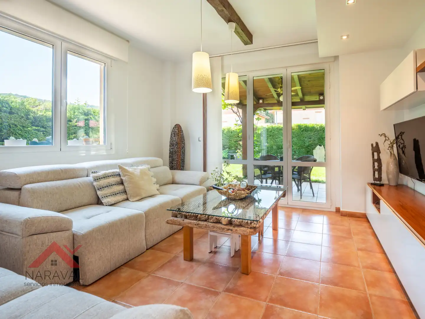 Sala d'estar de Casa adosada en venda en Alegría-Dulantzi amb Aire condicionat, Calefacció i Jardí privat