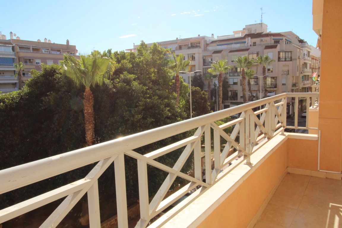 Vista exterior de Apartamento en venta en Torrevieja con Amueblado y Balcón