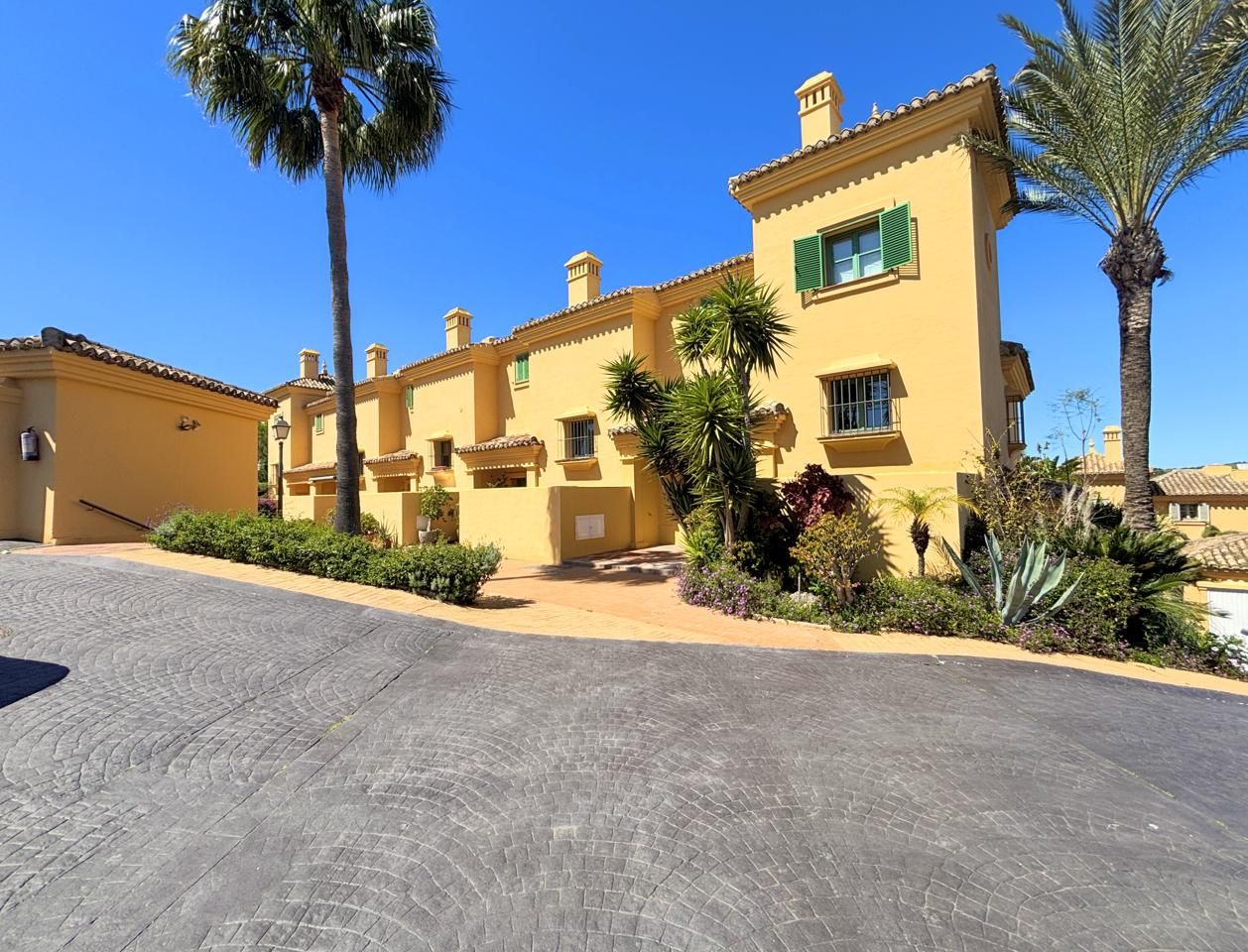 Vista exterior de Casa adosada en venda en Sotogrande amb Aire condicionat, Calefacció i Terrassa