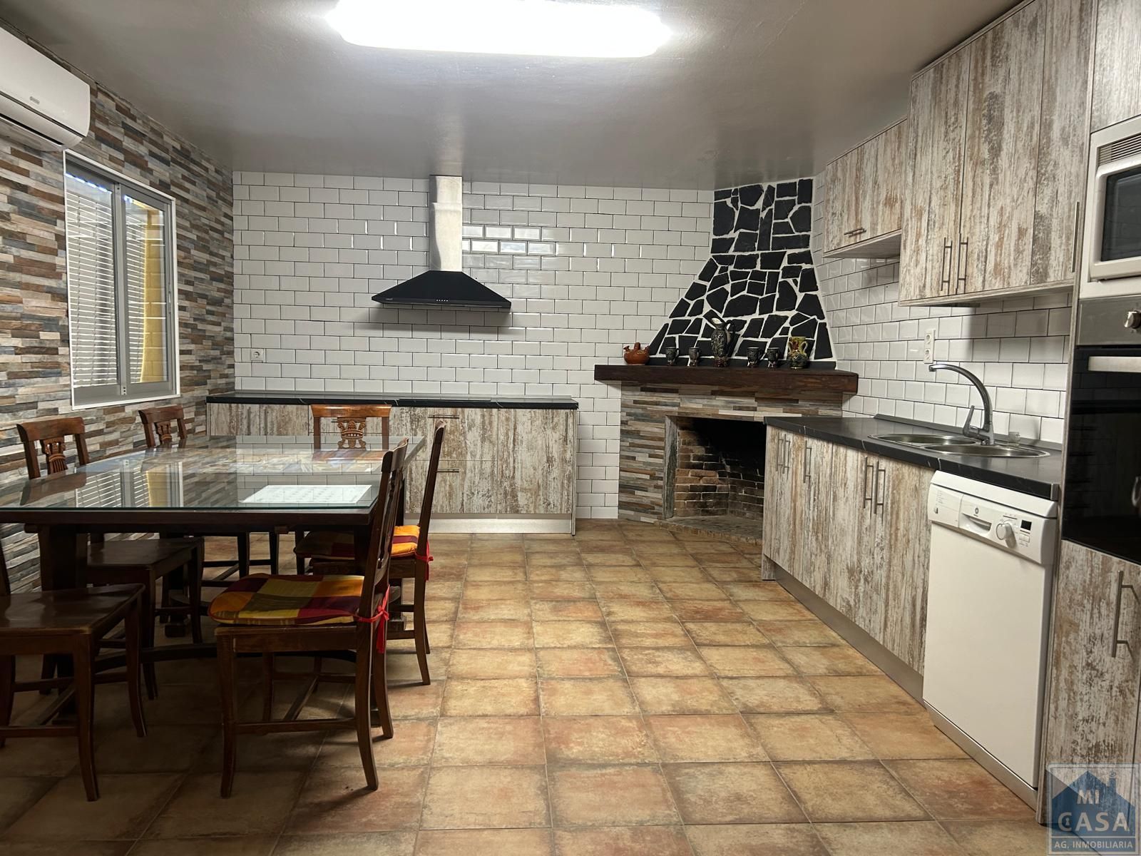 Cuina de Casa o xalet en venda en Mérida amb Aire condicionat, Terrassa i Traster