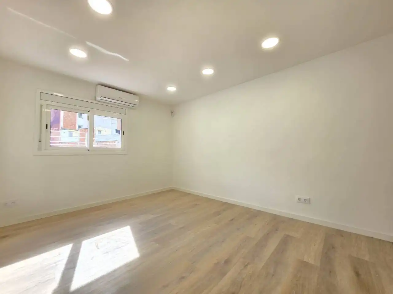 Schlafzimmer von Dachboden zum Verkauf in Barcelona mit Klimaanlage, Heizung und Parkett
