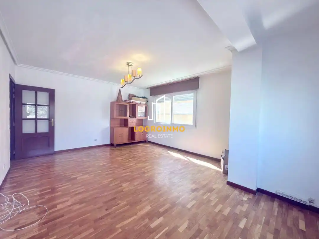 Sala de estar de Piso en venta en  Logroño con Calefacción, Trastero y Balcón