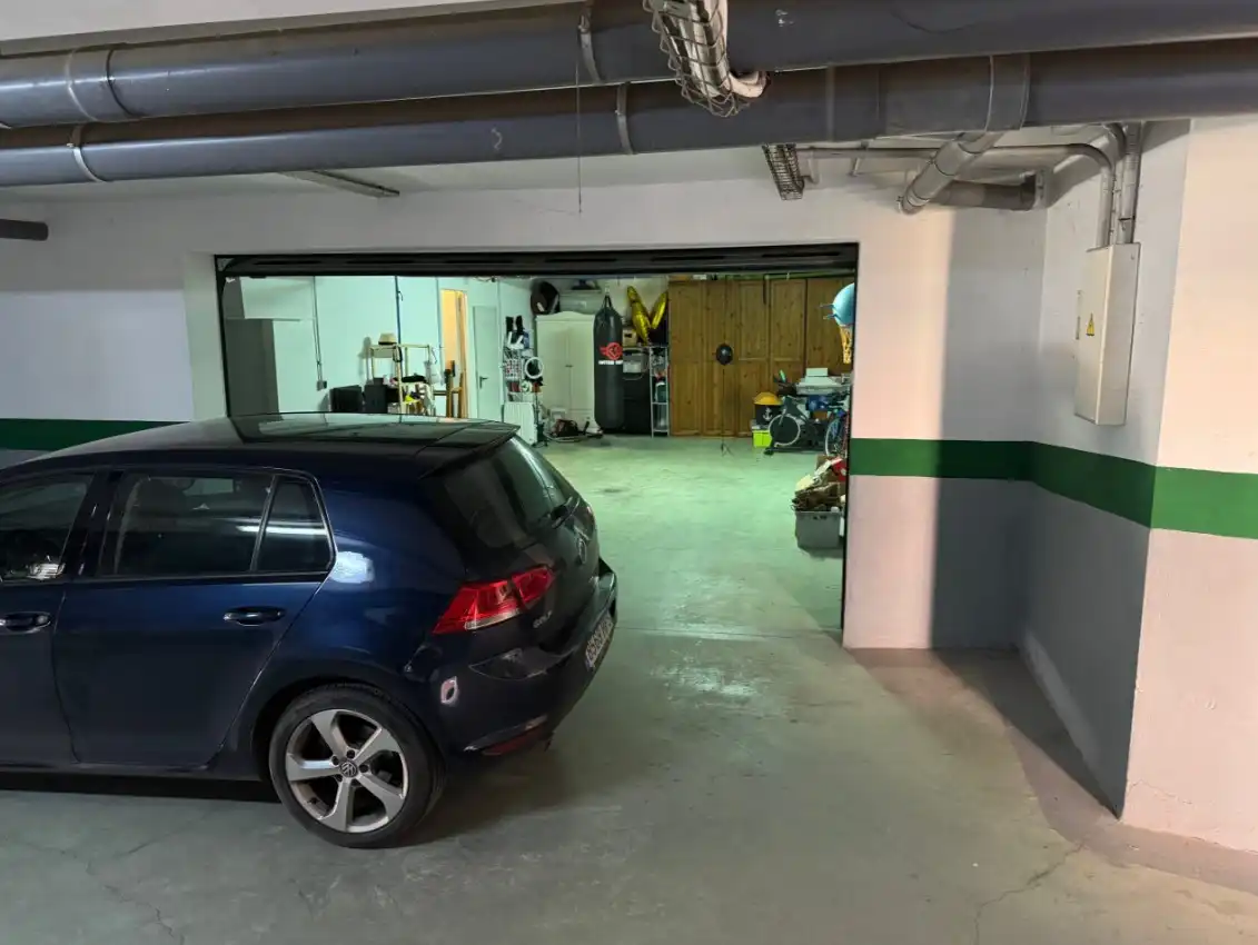 Aparcament de Casa adosada en venda en Estepona amb Aire condicionat, Calefacció i Jardí privat