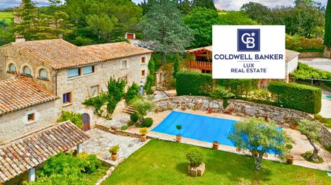 Masía construida en 1843, situada entre las bellas comarcas de la Garrotxa y el Alt Empordà, cerca de Cabanelles, a 15 minutos de