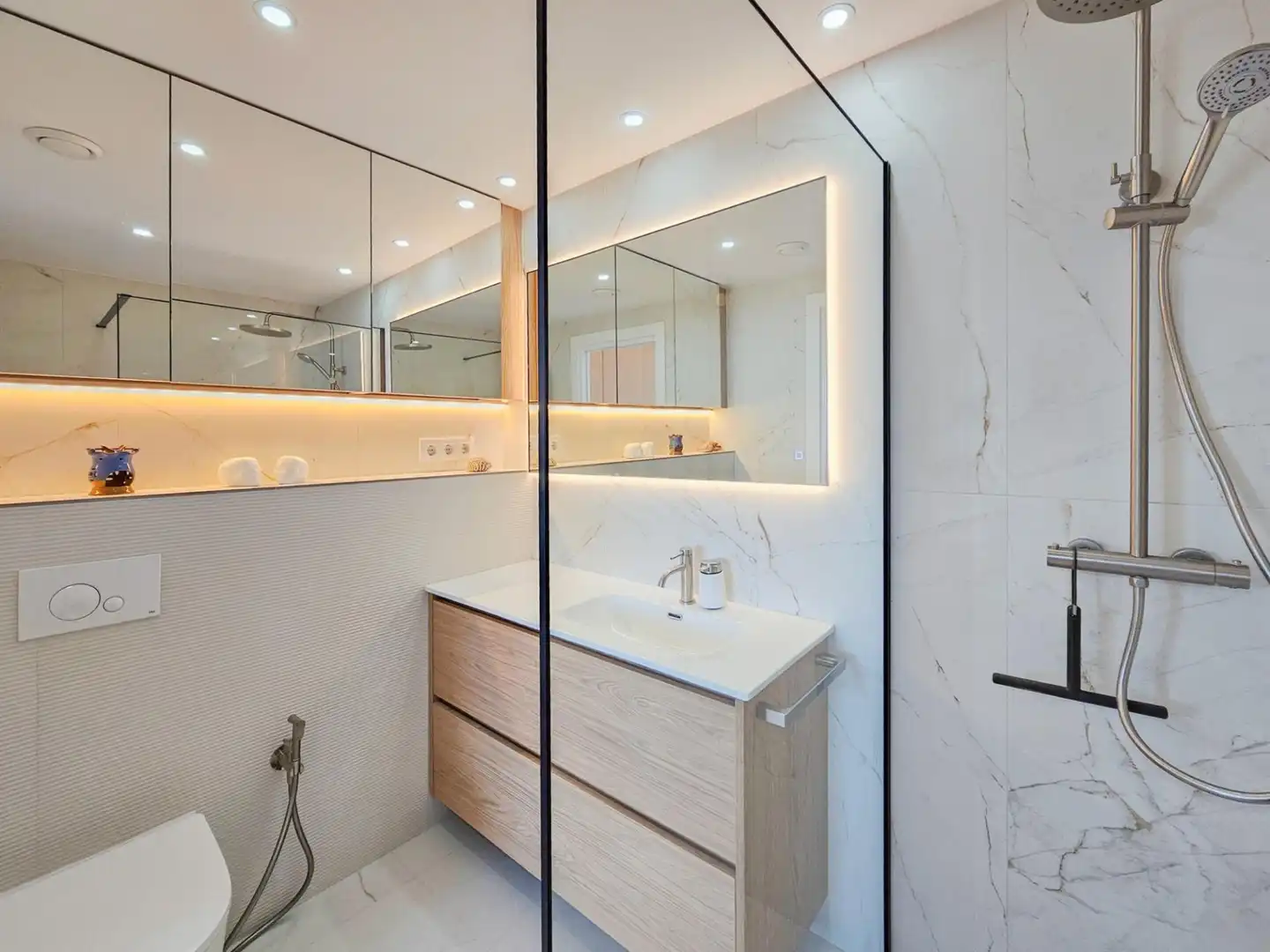 Badezimmer von Wohnung zum Verkauf in Barcelona mit Klimaanlage, Heizung und Balkon