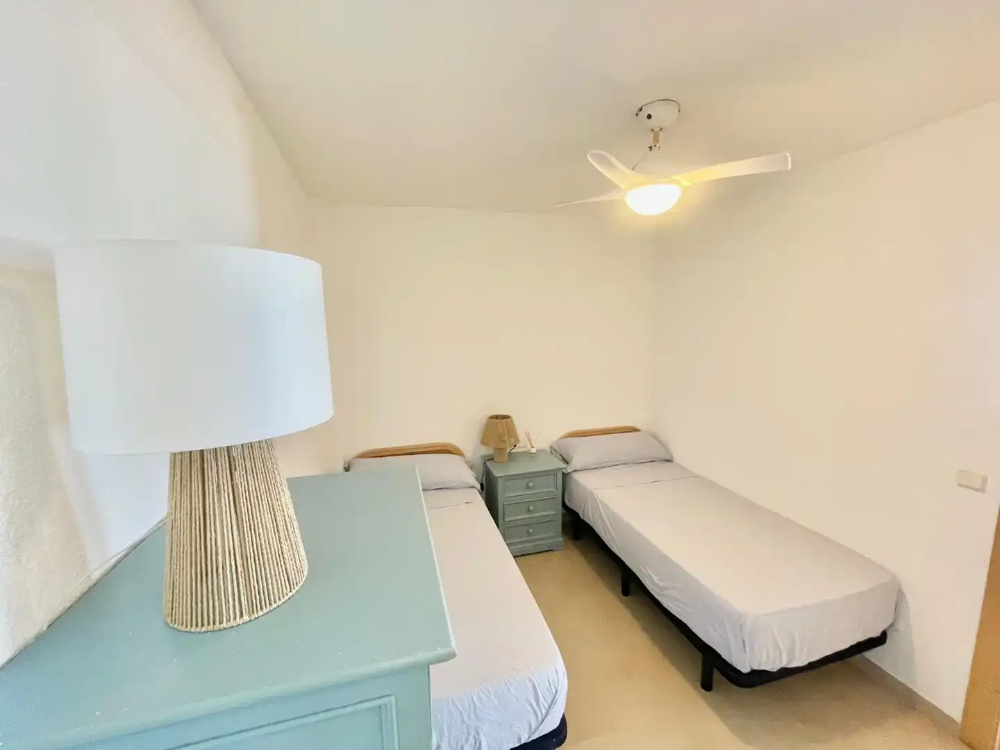 Habitación de Apartamento de alquiler en Guardamar del Segura con Amueblado, Lavadora y Microondas