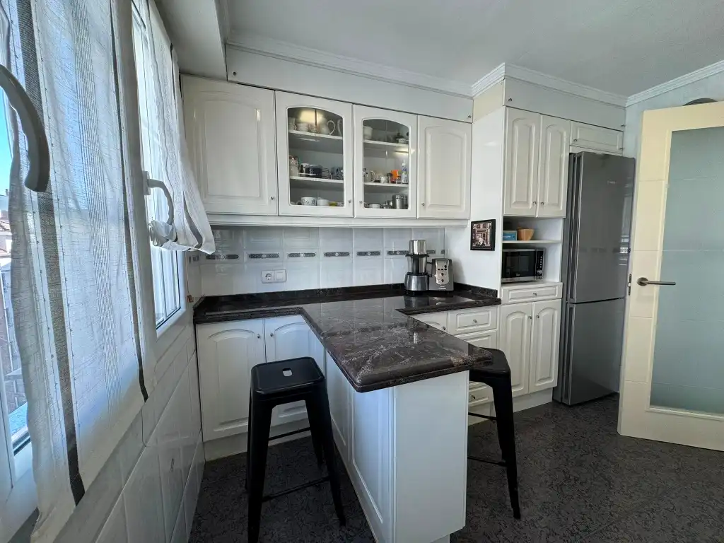 Cocina de Piso en venta en Gijón  con Calefacción, Parquet y Horno