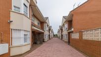 Vista exterior de Casa o xalet en venda en Alcalá de Henares amb Aire condicionat i Piscina