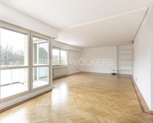 Sala d'estar de Apartament de lloguer en  Madrid Capital amb Aire condicionat, Calefacció i Parquet