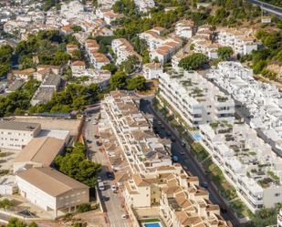 Vista exterior de Àtic en venda en Benalmádena amb Aire condicionat, Terrassa i Piscina