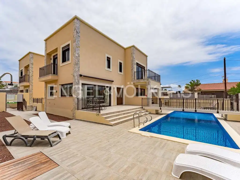 Vista exterior de Casa o xalet en venda en Granadilla de Abona amb Aire condicionat, Terrassa i Piscina