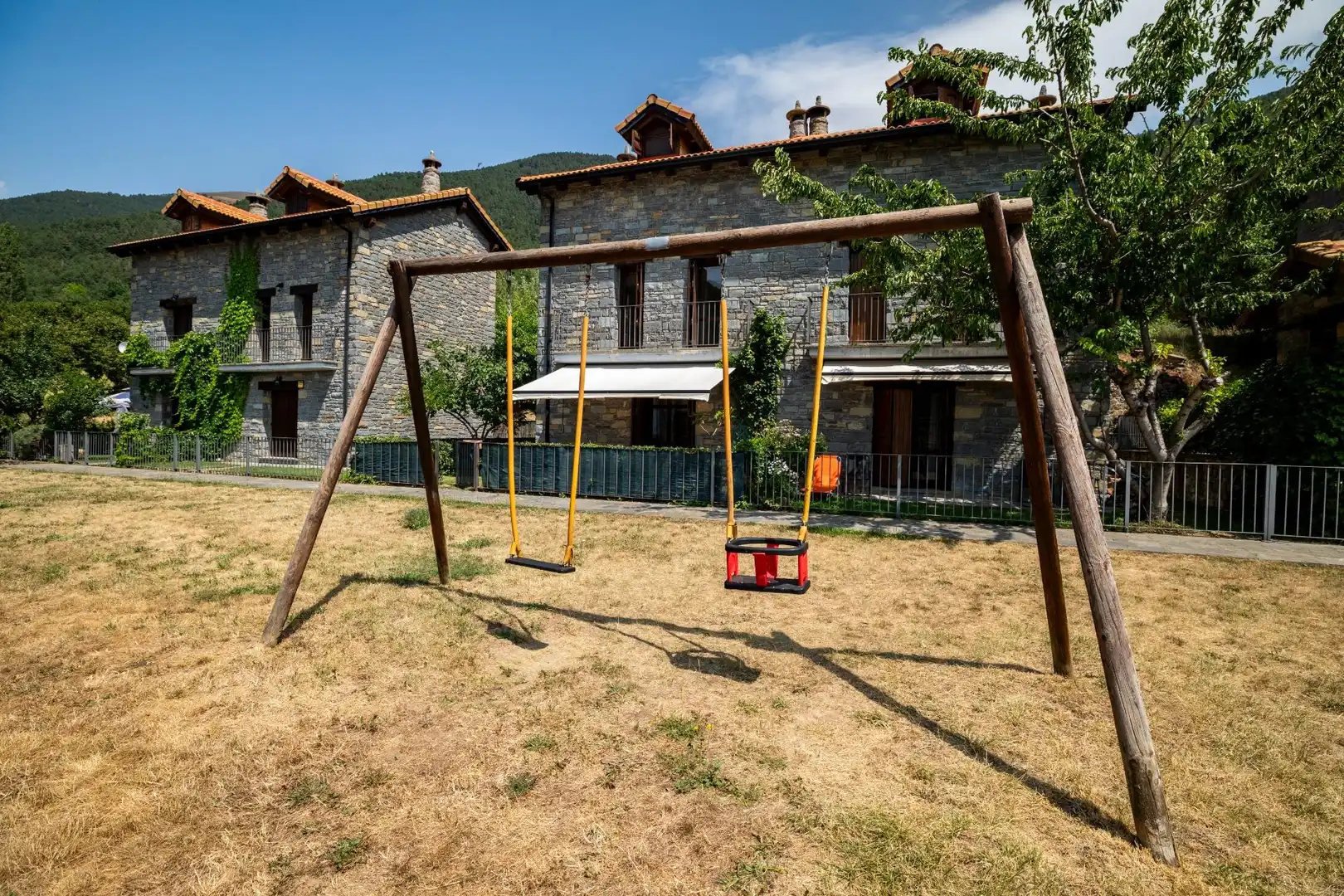 Vista exterior de Casa adosada en venta en Biescas con Calefacción, Jardín privado y Amueblado
