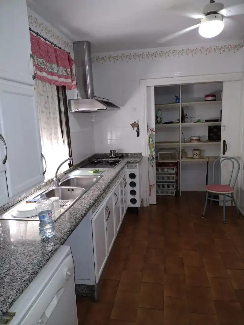 SE VENDE magnifico piso con 4 dormitorios y 2 baños en pleno centro OPORTUNIDAD, image 2