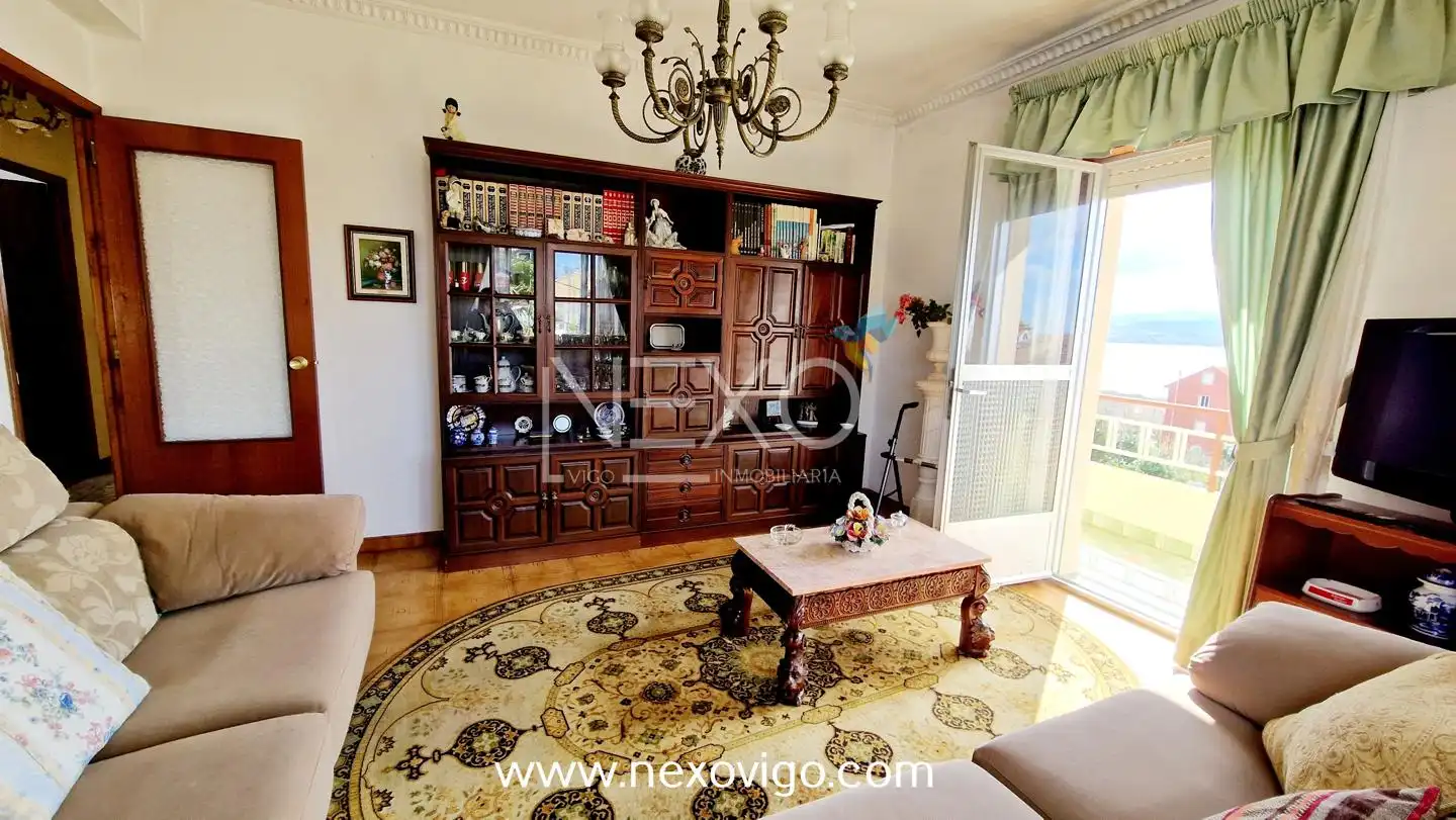 Sala d'estar de Casa o xalet en venda en Cangas  amb Calefacció, Jardí privat i Parquet