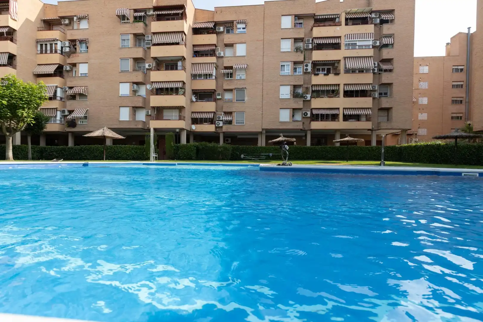 Piscina de Pis en venda en Granada amb Aire condicionat, Balcó i Piscina comunitària