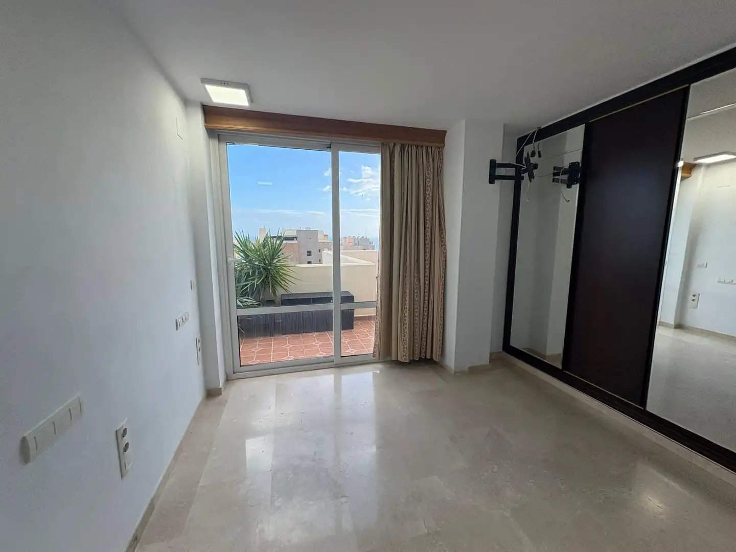 Habitación de Ático de alquiler en Torremolinos con Aire acondicionado, Calefacción y Jardín privado